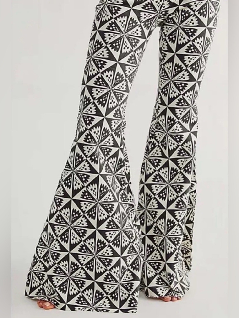 Free People We The Free Just Float On Flare Jeans Geo Black White Size 24 - Picture 5 of 15